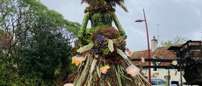 DAME NATURE REVÊT SES HABITS D'AUTOMNE