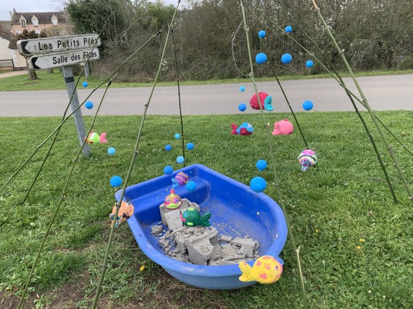 Scène de pêche réalisée par les enfants